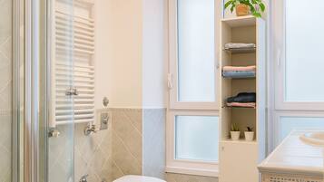 Dusche, Haartrockner, Bidet, Handtücher