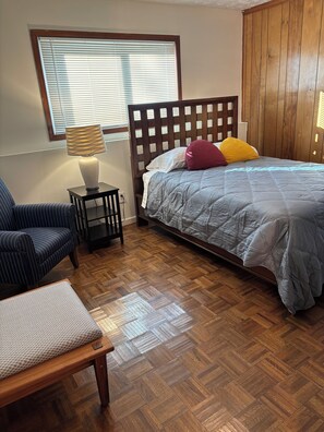 4 bedrooms, iron/ironing board, WiFi, bed sheets