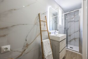 Shower, towels, soap, toilet paper - Luxury in the heart of Madrid (Madrid)