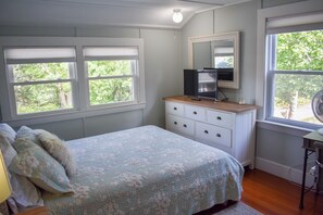 4 bedrooms, iron/ironing board, free WiFi