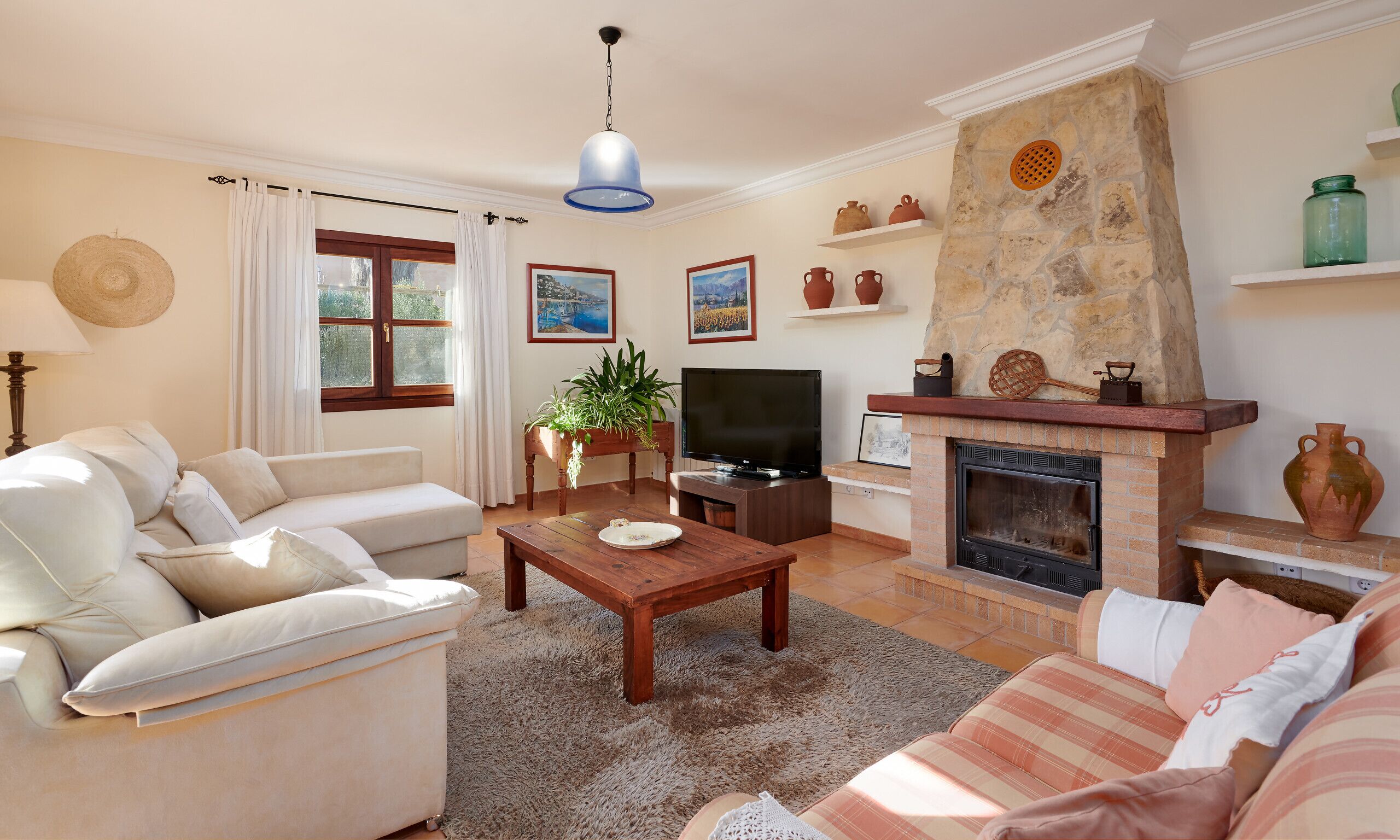 Een televisie en een open haard