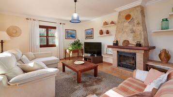 Een televisie en een open haard