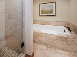 Dusche, Whirlpool, Haartrockner, HandtĂŒcher