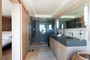 Shower, hair dryer, towels, soap - CANNES CALIFORNIE ATYPICAL VILLA PANORAMIC SEA VIEW (LE CANNET)