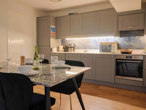 Dishwasher, cookware/dishes/utensils