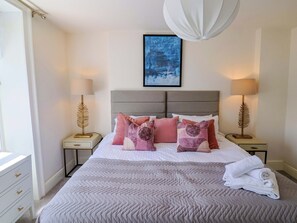 2 bedrooms, individually decorated, individually furnished