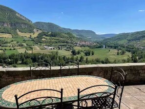 Outdoor dining - Character house with exceptional view (Compeyre)