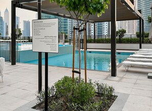 3 outdoor pools - Chic 1BR Burj Crown Boulevard View (Dubai)