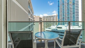 Room, 1 Queen Bed, Patio (Ala Moana #1132) | Outdoor dining