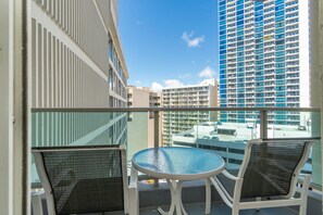 Room, 1 Queen Bed, Patio (Ala Moana #1132) | Outdoor dining - Ala Moana Hotel Room Near Beach (Honolulu)