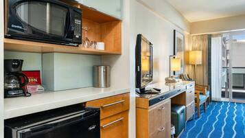 Kamar, 1 Tempat Tidur Queen, patio (Ala Moana #1132) | Dapur pribadi | Lemari es kecil, microwave, dan mesin pembuat kopi/teh