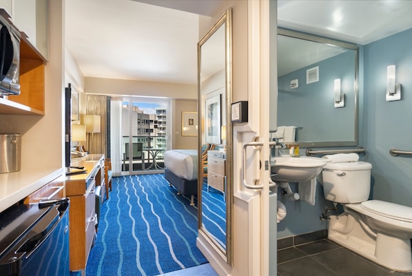 Room, 1 Queen Bed, Patio (Ala Moana #1132) | 1 bedroom