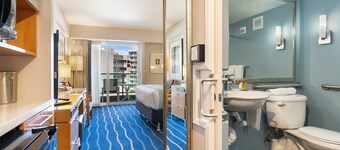 Ala Moana Hotel Room Near Beach