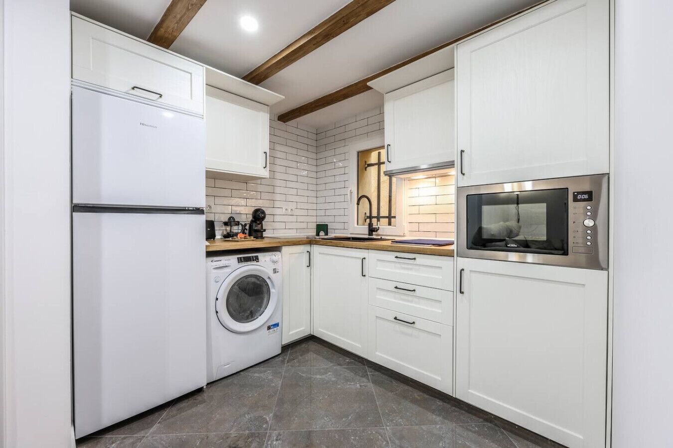 Refrigerador, microondas, lavavajillas y cafetera y tetera 