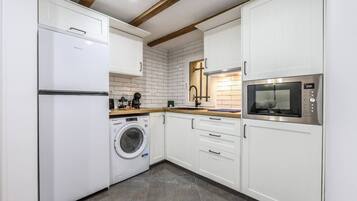 Fridge, microwave, dishwasher, coffee/tea maker