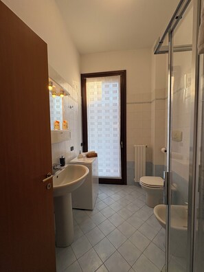 Séchoir à cheveux, bidet, serviettes fournies, savon