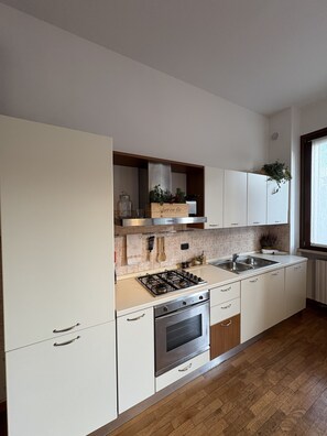 Microwave, oven, stovetop, dishwasher - Modern Apartment with Garage in Verona (Verona)