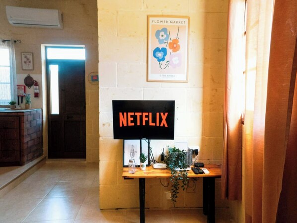 House, 2 Bedrooms, Smoking, City View | Dining room