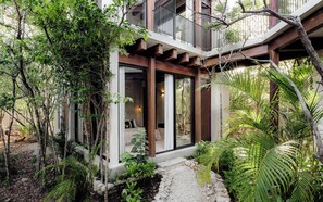 المنطقة المحيطة بالمنشأة