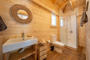 Een douche, een haardroger, handdoeken