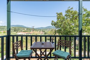 Outdoor dining - Apartment 'Redon Marias House' with Mountain View, Wi-Fi and Air Conditioning (??????a)