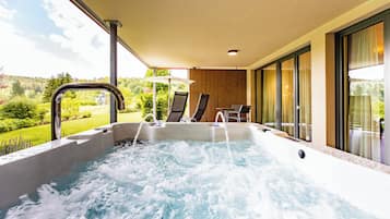 Luxury-Suite, Balkon, Gartenblick | Zimmersafe, Schreibtisch, laptopgeeigneter Arbeitsplatz
