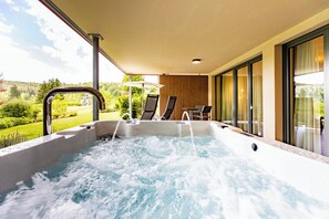 Suite de luxe, balcó, vistes al jardí | Caixa forta a l'habitació i escriptori