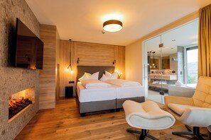 ห้องลักซ์ชัวรี่สวีท, ระเบียง, วิวสวน | ตู้นิรภัยในห้องพัก, โต๊ะทำงาน, พื้นที่ทำงานแบบใช้แล็ปท็อป, ผ้าม่านกันแสง