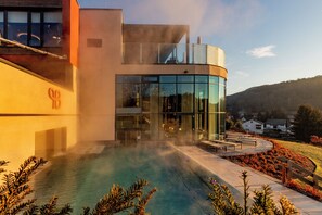 สระว่ายน้ำในร่ม, สระว่ายน้ำกลางแจ้ง