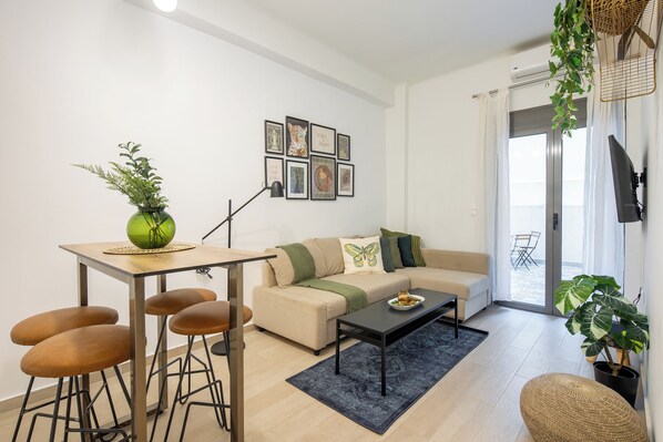 Apartment, 2 Bedrooms, Kitchen, City View | Living room | 43-inch Smart TV with digital channels, streaming services
