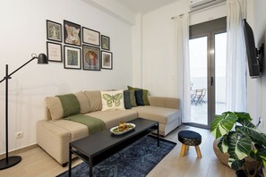 Appartement, 2 chambres, cuisine, vue ville | Salle de séjour | TV connectée de 43 pouces avec chaînes numériques, services de streaming