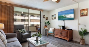 Apartamento, varias camas, balcón, vistas a la piscina (WSV 117) | Zona de estar | Televisión de pantalla plana de 42 pulgadas con canales digitales