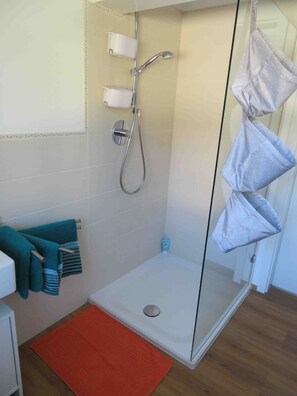 Ducha, artículos de higiene personal gratuitos y secador de pelo