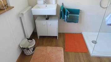 Shower, free toiletries, hair dryer, towels