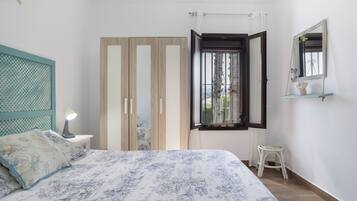 4 bedrooms, iron/ironing board, WiFi, bed sheets