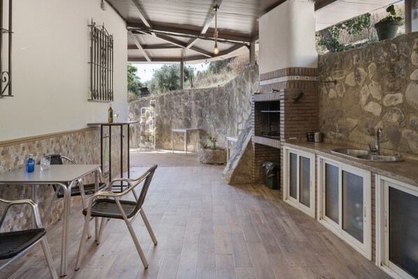 Outdoor dining - Apartment 'Arroyuelo' with Mountain Views, Wi-Fi and Air Conditioning (Prado del Rey)