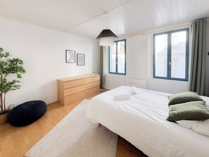 3 bedrooms, desk, travel crib, free WiFi