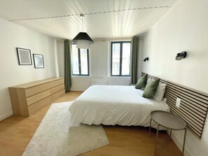 Bureau, lit parapluie, Wi-Fi gratuit, draps fournis