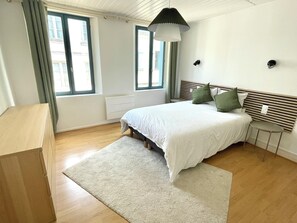 3 bedrooms, desk, travel cot, free WiFi