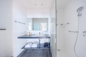 Shower, hair dryer, towels - Sunny European Studio Mas A-22 (Brussels)