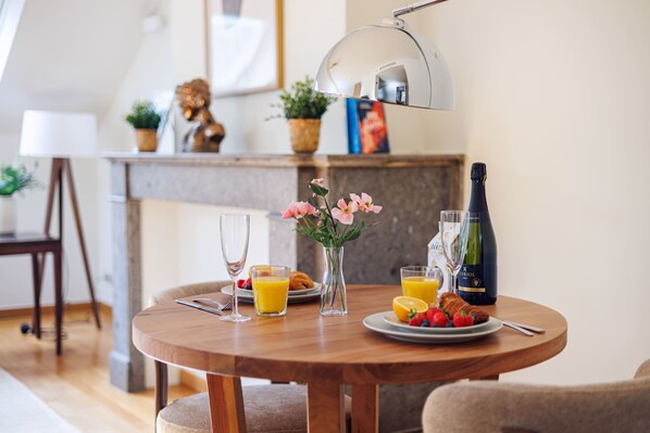 Dining - Sunny European Studio Mas A-22 (Brussels)