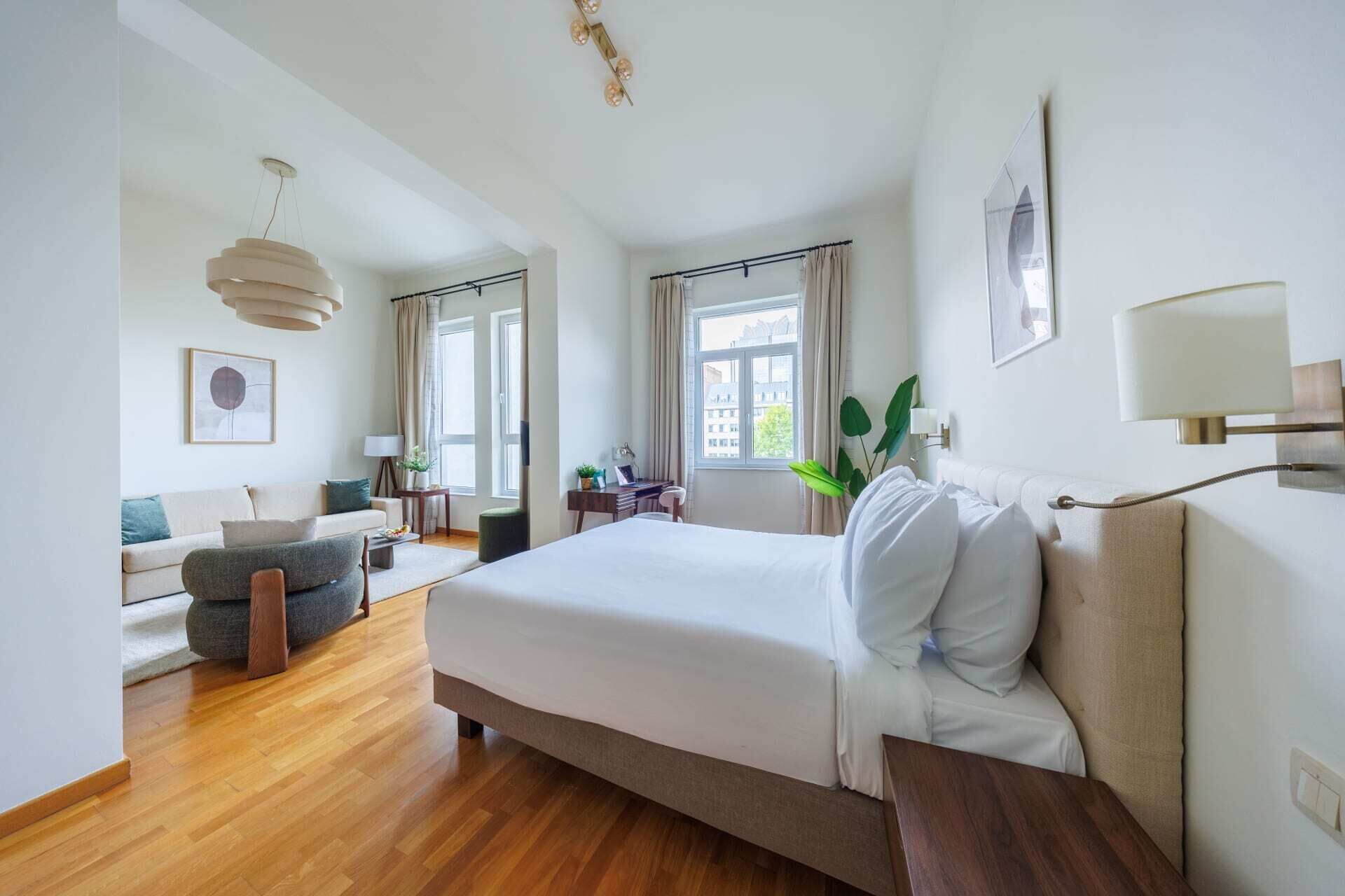 Tabla de planchar con plancha, wifi gratis y ropa de cama 