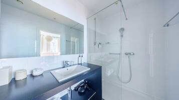 Een douche, een haardroger, handdoeken