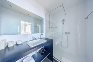 Shower, hair dryer, towels