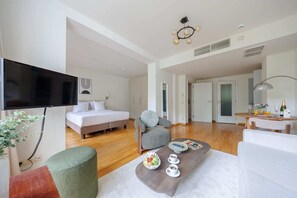 Tabla de planchar con plancha, wifi gratis y ropa de cama 