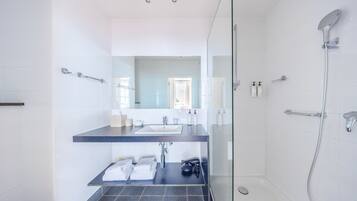 Een douche, een haardroger, handdoeken