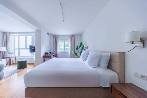 アイロン / アイロン台、WiFi (無料)、ベッドシーツ