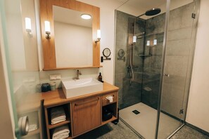 Chambre double | Salle de bain | Douche, séchoir à cheveux, serviettes fournies