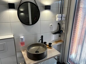 Douche, sèche-cheveux, serviettes fournies