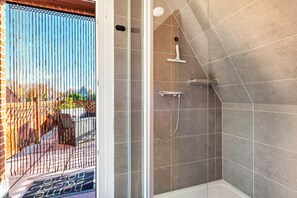 Shower, hair dryer, towels